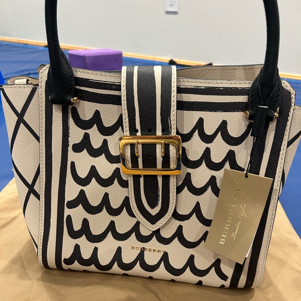 Burberry
House Check Buckle Bag Medium